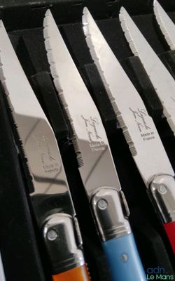 tout un tas de couteaux rangés dans un étui