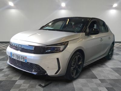 la voiture blanche est garée sur un sol en damier dans le garage