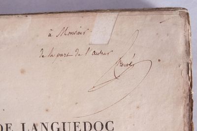 un vieux livre écrit posé sur une table