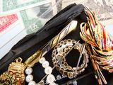 un sac noir contenant tout un tas de bijoux
