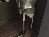 une photo d'un sèche-cheveux posé sur un support dans une salle de bains
