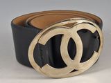 une ceinture noire avec une boucle dorée et une ceinture noire avec une boucle dorée