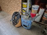 une machine posée par terre à côté de pots de peinture