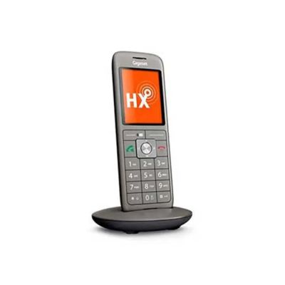 une image montrant un gros plan d'un téléphone portable posé sur un support