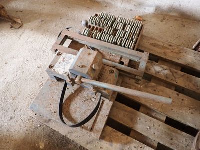 une petite machine posée sur une palette