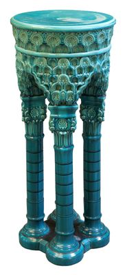 un vase bleu posé sur une table