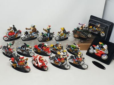 un grand nombre de figurines posées sur une table