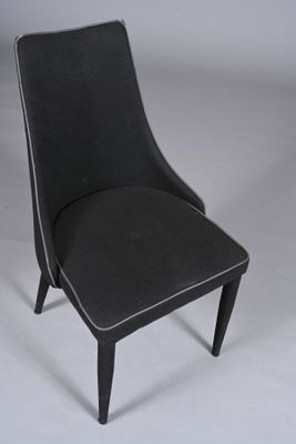 une chaise noire avec un liseré blanc sur le dossier