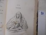 un vieux livre sur lequel figure le dessin d'une femme assise par terre