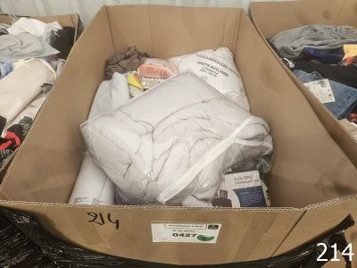 une boîte en carton remplie de vêtements et d'autres objets