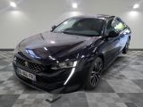 la photo d'une voiture noire garée sur un sol en damier