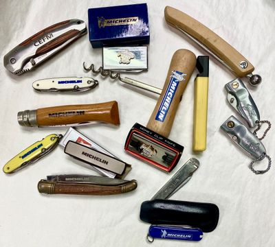 many different types of pocket knives on the table