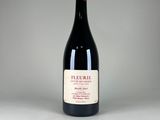 la bouteille de vin rouge est posée sur la table