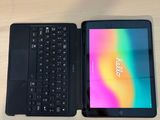 deux ordinateurs portables posés sur une table, avec un clavier posé dessus