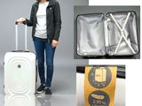 une femme debout à côté d'une valise