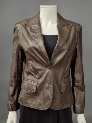 une veste en cuir marron sur un mannequin, un mannequin, un mannequin, un mannequin, un mannequin, un mannequin, un mannequin, un mannequin, un mannequin, un mannequin, un mannequin, un mannequin, un mannequin, un mannequin, un mannequin, un mannequin, un mannequin, un mannequin, un mannequin, un mannequin, un mannequin, un mannequin, un mannequin, un mannequin, un mannequin, un mannequin, un mannequin, un mannequin, un mannequin, un mannequin, un mannequin, un mannequin,