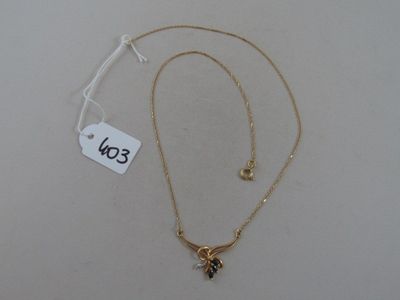 collier plaqué or avec une breloque en forme de papillon sur une chaîne en or