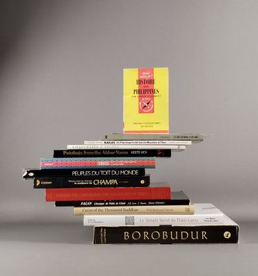 plusieurs livres sont empilés sur une table