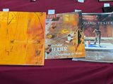 plusieurs livres sur une table avec une nappe rouge