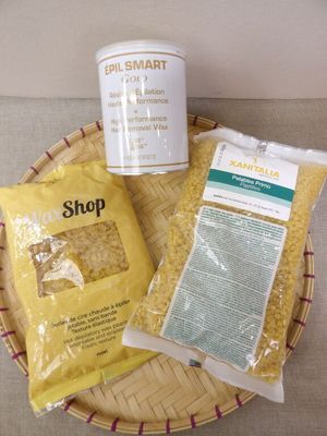 un bol de riz et une boîte de lait posés sur une table
