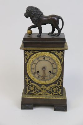 une petite horloge surmontée d'un lion