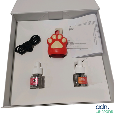 une boîte sur laquelle figure une empreinte de patte de chien à l'intérieur