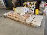 une palette remplie de cartons de bière sur une palette