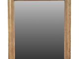 un miroir à cadre en bois avec un fond blanc