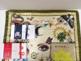 un sac à main qui contient beaucoup d'objets