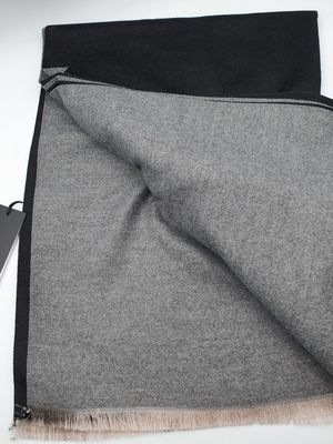 écharpe en laine grise et noire à franges sur fond blanc