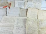 une pile de vieux papiers posée sur une table