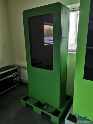 deux machines vertes dans une pièce dotée d'une grande fenêtre