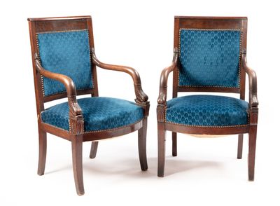 une paire de chaises anciennes avec un revêtement bleu, revêtement bleu, revêtement bleu, revêtement bleu, revêtement bleu, revêtement bleu, revêtement bleu, revêtement bleu, revêtement