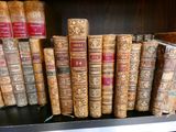 beaucoup de vieux livres sur une étagère dans une bibliothèque