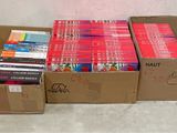 Plusieurs cartons de livres sont empilés les uns sur les autres