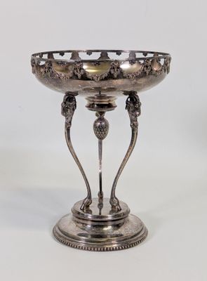 un plateau d'argent antique sur un support sur fond blanc