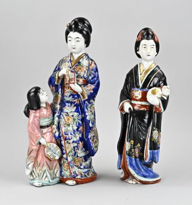 deux figurines asiatiques représentant des femmes et un enfant