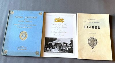 trois livres posés sur une table l'un à côté de l'autre