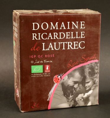 une boîte sur laquelle figure l'image d'une femme et d'un chien