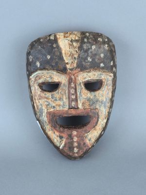 une image représentant un masque en bois sur fond gris