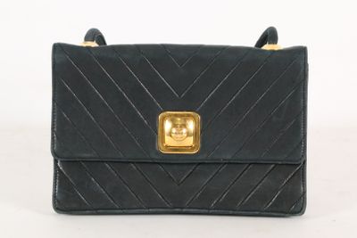 un sac à main noir orné d'une boucle dorée sur le devant