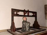 une statue représentant un soldat assis sur un bureau