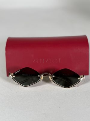 une paire de lunettes de soleil posée sur un étui rouge