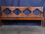 un banc en bois dont le dossier comporte quatre trous ronds