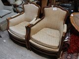 deux chaises placées au milieu d'une pièce