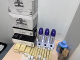 un bureau avec plein de boîtes et plein de stylos