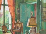 tableau représentant un salon aux murs verts, avec une table sur laquelle est posée une lampe