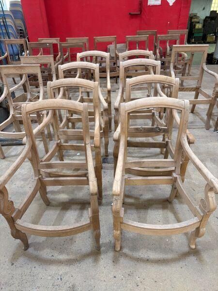 Suite de huit bâtis de fauteuils en bois naturel, sans garni…