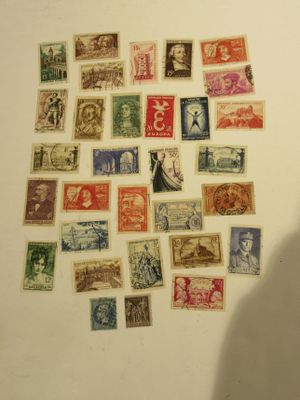 beaucoup de timbres accrochés au mur