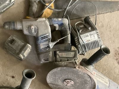 un grand nombre d'outils posés à même le sol